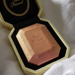 Too Faced Makeup - Too Faced Diamond Light Highlighter in Canary Too Faced Makeup - Too Faced Diamond Light Highlighter in Canary